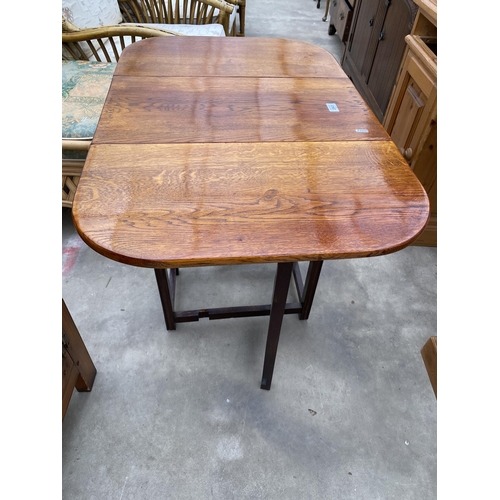 2941 - A MID 20TH CENTURY OAK GATE-LEG TABLE, 36