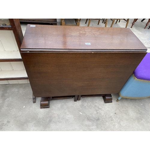 2971 - A MID 20TH CENTURY OAK DROP LEAF TABLE ON BULBOUS PEDESTALS