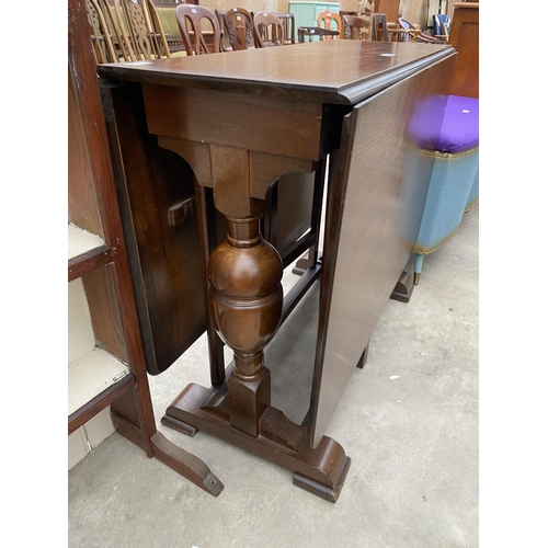 2971 - A MID 20TH CENTURY OAK DROP LEAF TABLE ON BULBOUS PEDESTALS