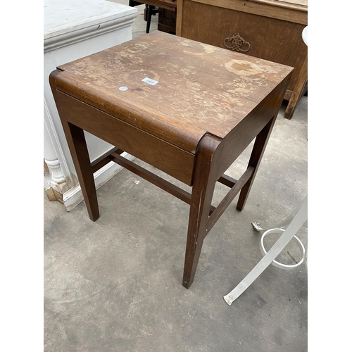 2985 - A MID 20TH CENTURY MAHOGANY LAMP TABLE