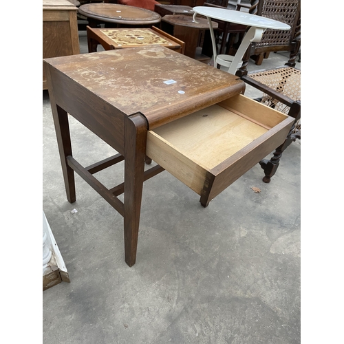 2985 - A MID 20TH CENTURY MAHOGANY LAMP TABLE