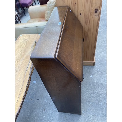 3162 - A MID 20TH CENTURY OAK BUREAU 29.5