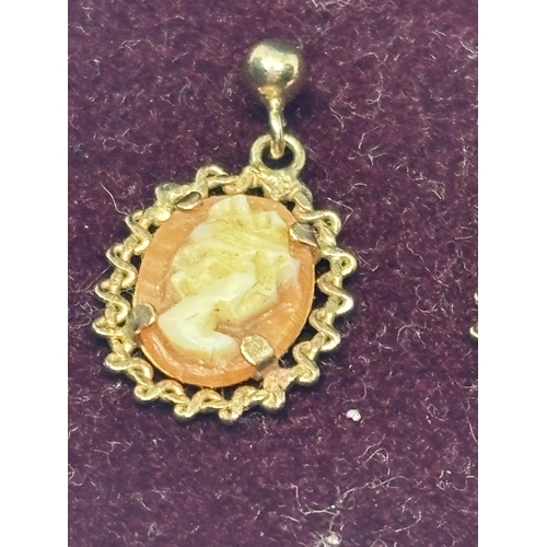  A PAIR OF 9CT GOLD CAMEO EARRINGS (NO BACKS) IN A PRESENTATION BOX