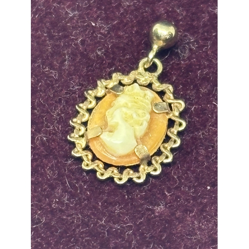  A PAIR OF 9CT GOLD CAMEO EARRINGS (NO BACKS) IN A PRESENTATION BOX