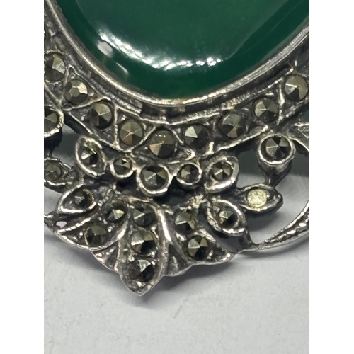  A SILVER MARCASITE AND AGATE BROOCH