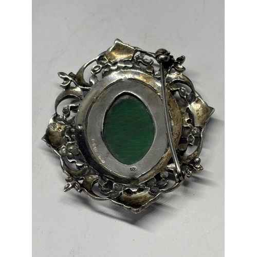  A SILVER MARCASITE AND AGATE BROOCH