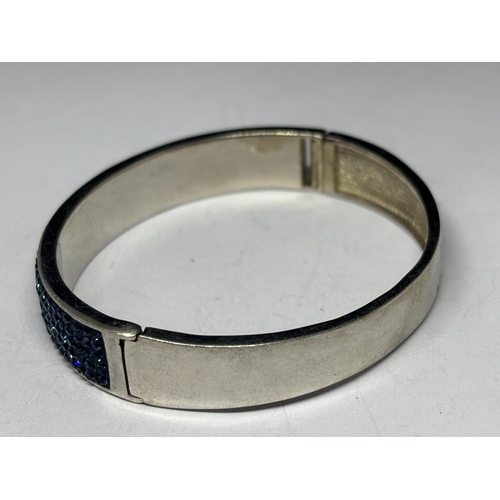  A MARKED SILVER BANGLE WITH BLUE STONES