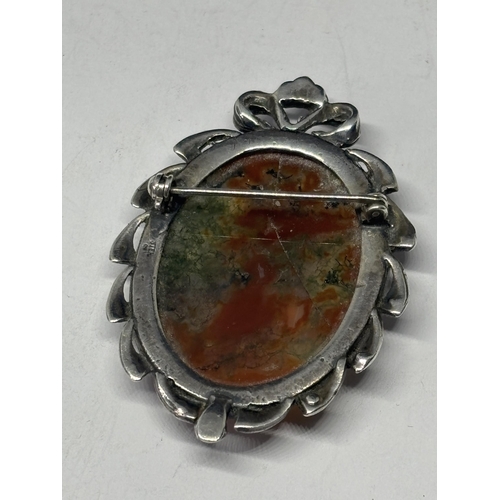  A MARKED SILVER AND AGATE BROOCH