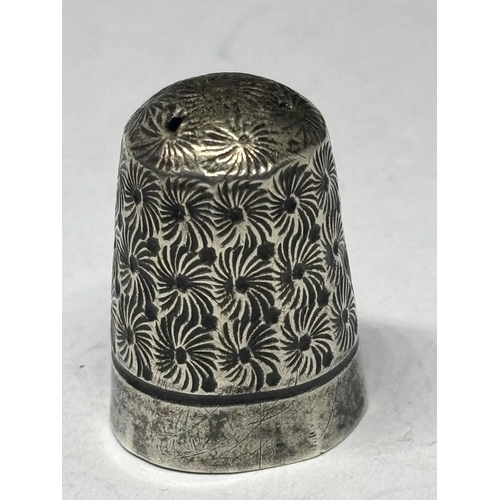  A CHARLES HORNER HALLMARKED CHESTER SILVER THIMBLE