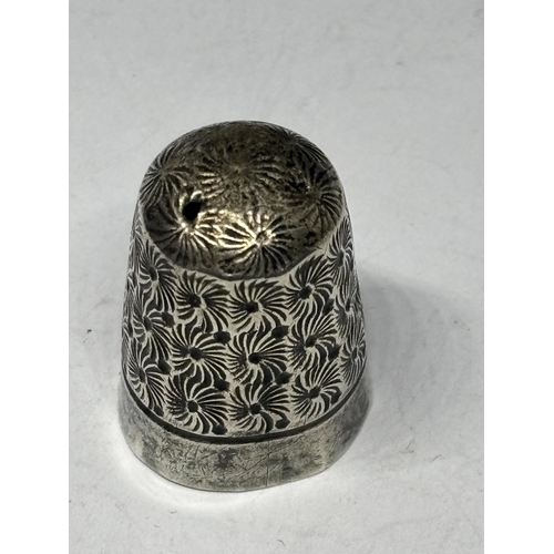  A CHARLES HORNER HALLMARKED CHESTER SILVER THIMBLE