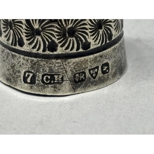  A CHARLES HORNER HALLMARKED CHESTER SILVER THIMBLE