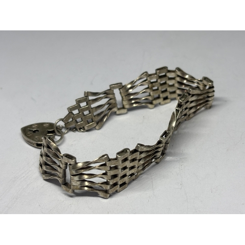  A MARKED SILVER FIVE BAR GATE BRACELET WITH HALLMARKED LONDON HEART PADLOCK