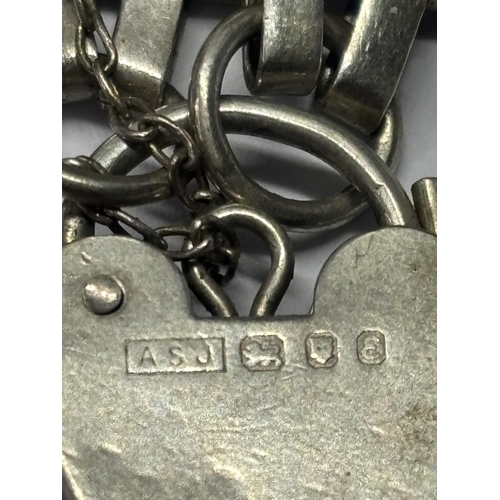  A MARKED SILVER FIVE BAR GATE BRACELET WITH HALLMARKED LONDON HEART PADLOCK