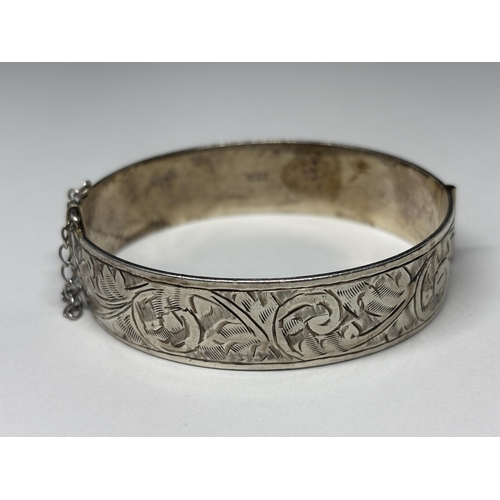  A HEAVY DECORATIVE HALLMARKED BIRMINGHAM SILVER BANGLE