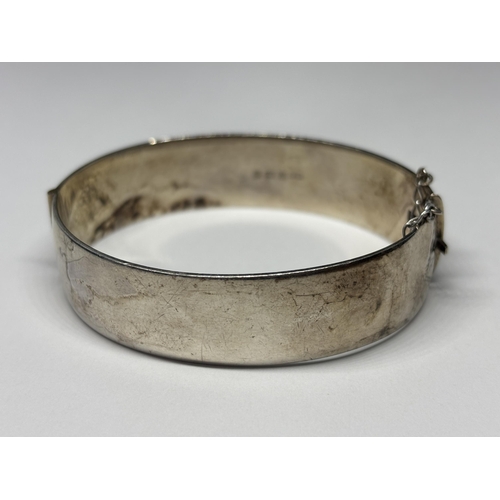  A HEAVY DECORATIVE HALLMARKED BIRMINGHAM SILVER BANGLE