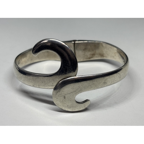  A MARKED SILVER HEAVY TWIST DESIGN BANGLE