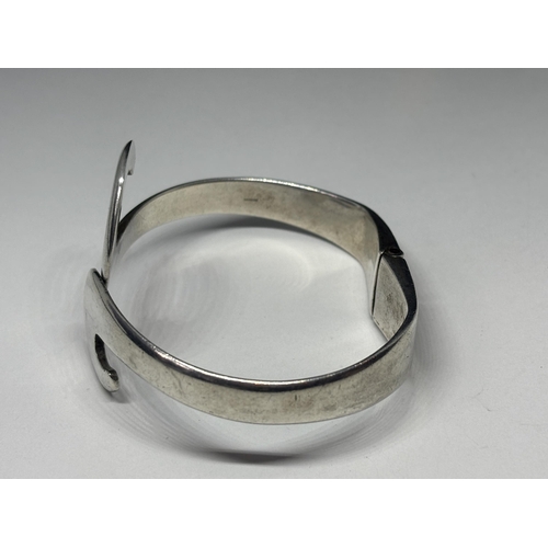  A MARKED SILVER HEAVY TWIST DESIGN BANGLE