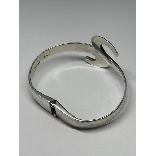  A MARKED SILVER HEAVY TWIST DESIGN BANGLE