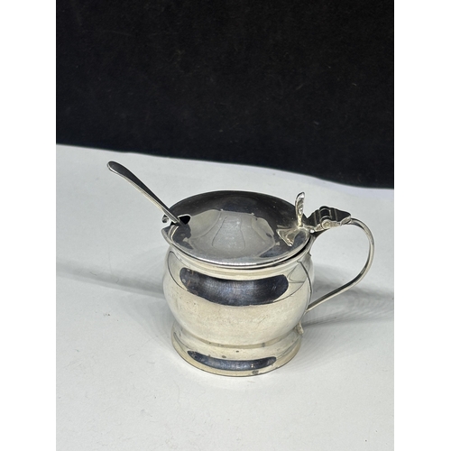  A HALLMARKED BIRMINGHAM SILVER LIDDED MUSTARD POT AND SPOON WITH BLUE GLASS LINER