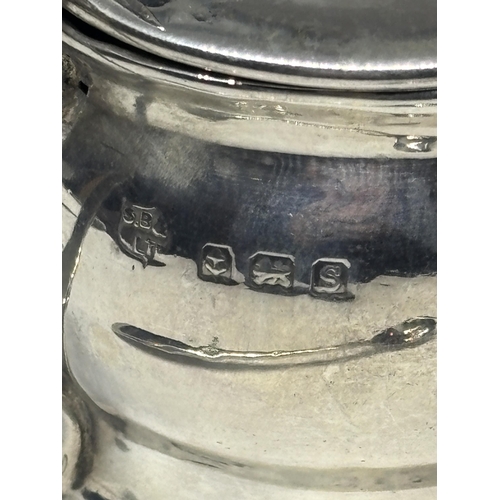  A HALLMARKED BIRMINGHAM SILVER LIDDED MUSTARD POT AND SPOON WITH BLUE GLASS LINER