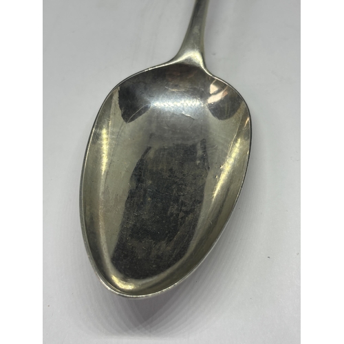  A GEORGE III HALLMARKED LONDON 1784 SILVER SERVING SPOON