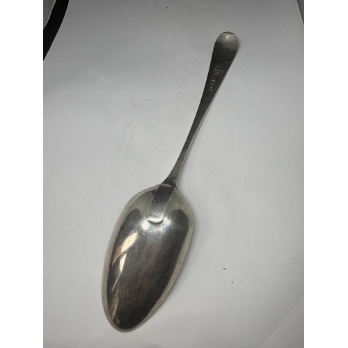  A GEORGE III HALLMARKED LONDON 1784 SILVER SERVING SPOON