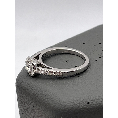 513 - AN 18 CARAT WHITE GOLD RING WITH 1 CARAT OF DIAMONDS SIZE I/J