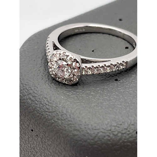 513 - AN 18 CARAT WHITE GOLD RING WITH 1 CARAT OF DIAMONDS SIZE I/J