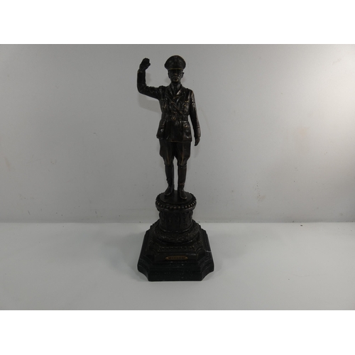 303 - A BRONZE STATURE OF ADOLPH HILTER SALUTING, MOUNTED ON A MARBLE BASE HEIGHT 36CM