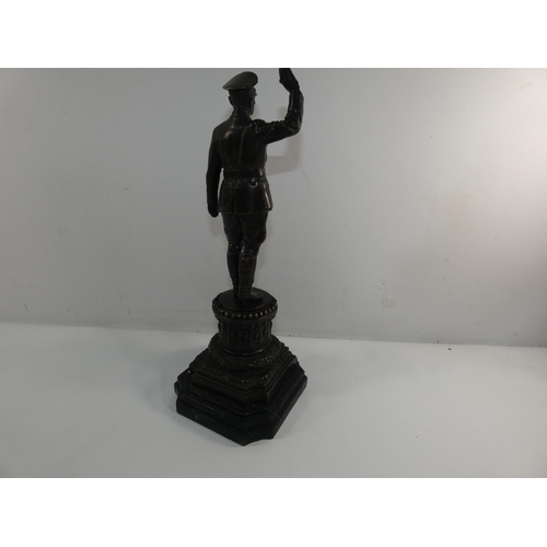 303 - A BRONZE STATURE OF ADOLPH HILTER SALUTING, MOUNTED ON A MARBLE BASE HEIGHT 36CM