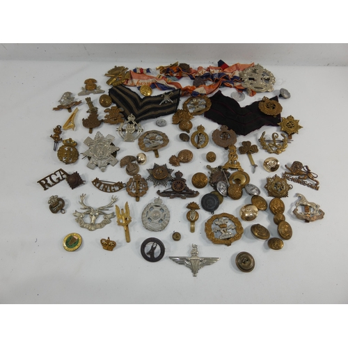 354 - A LARGE COLLECTION OF WORLD WAR I AND WORLD WAR II CAP BADGES TO INCLUDE ROYAL ARTILLERY, RIFLE BRIG... 