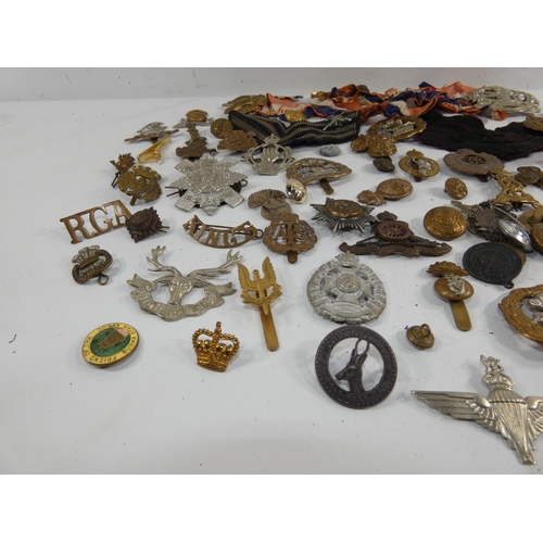 354 - A LARGE COLLECTION OF WORLD WAR I AND WORLD WAR II CAP BADGES TO INCLUDE ROYAL ARTILLERY, RIFLE BRIG... 