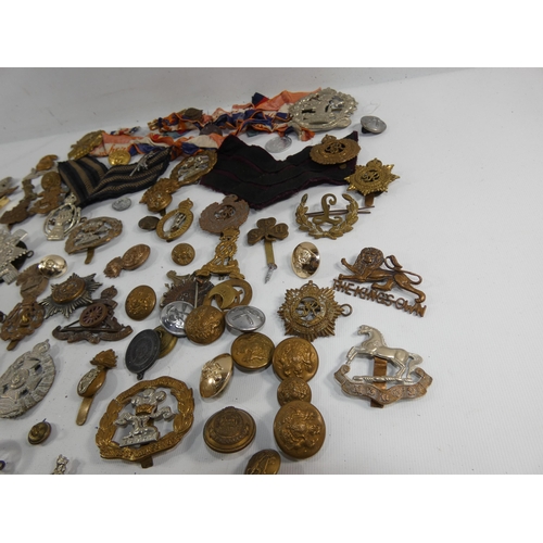 354 - A LARGE COLLECTION OF WORLD WAR I AND WORLD WAR II CAP BADGES TO INCLUDE ROYAL ARTILLERY, RIFLE BRIG... 