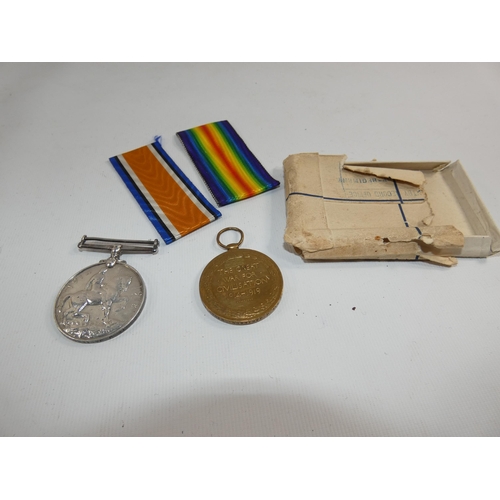 366 - A WORLD WAR I MEDAL PAIR AWARDED TO 39998 PRIVATE J JAMESON MANCHESTER REGIMENT