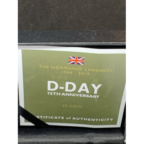 426 - A D DAY 75TH ANNIVERSARY £5 COIN WITH COA IN A PRESENTATION BOX