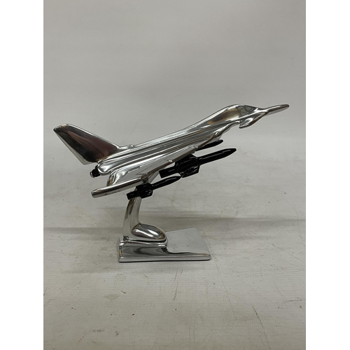 39 - A CHROME MODEL OF A FIGHTER JET, HEIGHT 15CM, LENGTH 21CM