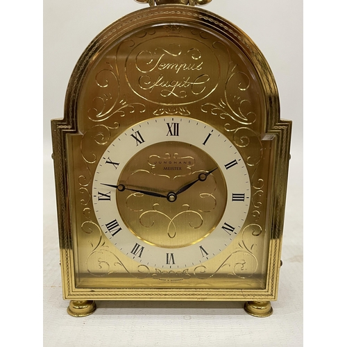 4 - A JUNGHANS MEISTER CHIMING 'TEMPUS FUGIT' DESK CLOCK, HEIGHT 12.5CM