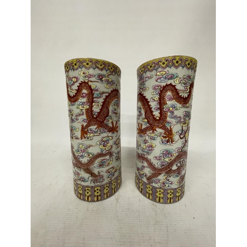 47 - A PAIR OF ORIENTAL VASES WITH DRAGON DESIGN AND CHARACTER MARKS TO THE BASE, HEIGHT 28CM