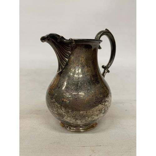 54 - A HALLMARKED LONDON SILVER CREAM JUG, WEIGHT 189G