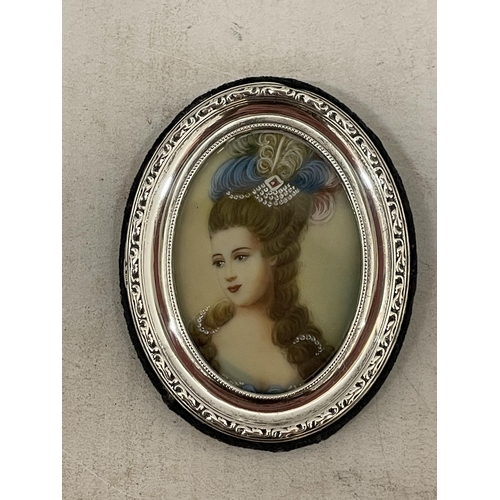 9 - A VINTAGE MINIATURE HAND PAINTED PORTRAIT IN A HALLMARKED SILVER FRAME