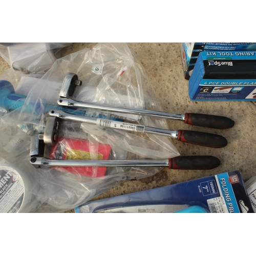 59 - A LARGE BAG OF MIXED TOOLS INCLUDING 12V OIL AND DIESEL PUMP, CUT OFF WHEEL KIT, RATCHETS, DOUBLE FL... 