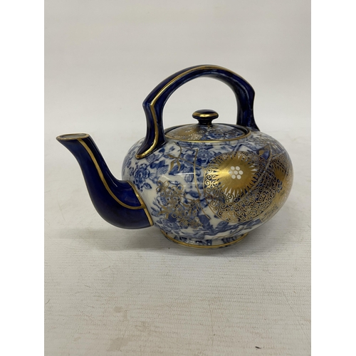 13 - A CIRCA 1880, DOULTON TEAPOT WITH JAPANESE INSPIRED DESIGN IN BLUE AND WHITE WITH GILT HIGHLIGHTS AN... 