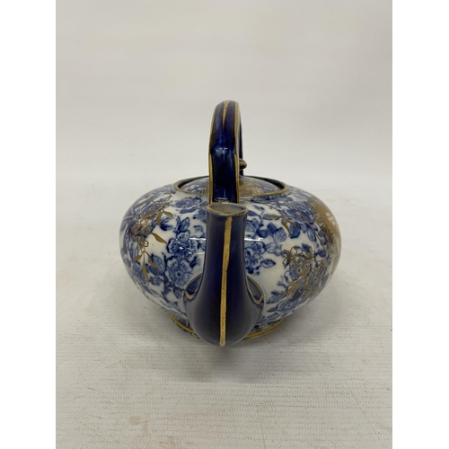 13 - A CIRCA 1880, DOULTON TEAPOT WITH JAPANESE INSPIRED DESIGN IN BLUE AND WHITE WITH GILT HIGHLIGHTS AN... 