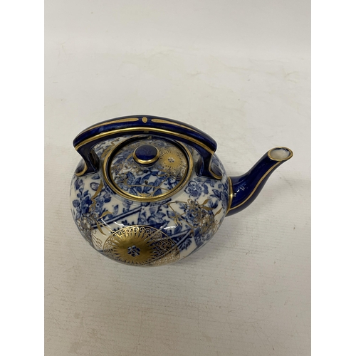 13 - A CIRCA 1880, DOULTON TEAPOT WITH JAPANESE INSPIRED DESIGN IN BLUE AND WHITE WITH GILT HIGHLIGHTS AN... 