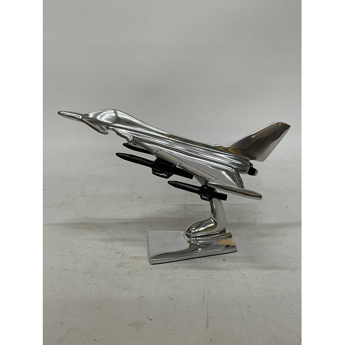 39 - A CHROME MODEL OF A FIGHTER JET, HEIGHT 15CM, LENGTH 21CM