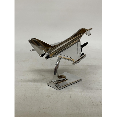 39 - A CHROME MODEL OF A FIGHTER JET, HEIGHT 15CM, LENGTH 21CM