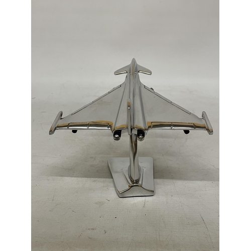 39 - A CHROME MODEL OF A FIGHTER JET, HEIGHT 15CM, LENGTH 21CM