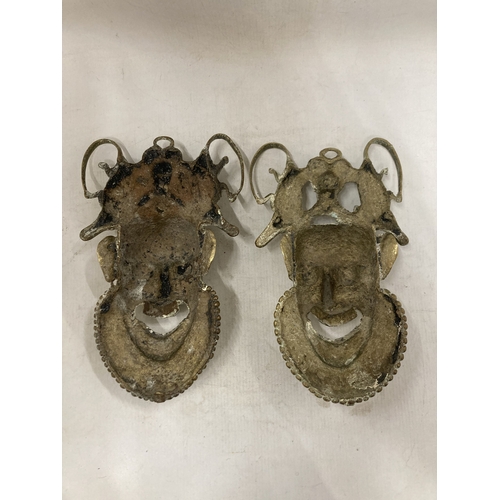 106 - A PAIR OF VINTAGE BRASS AFRICAN MASKS - 28 CM IN LENGTH