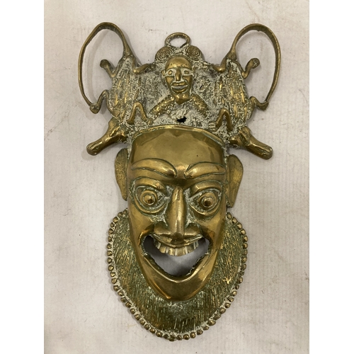 106 - A PAIR OF VINTAGE BRASS AFRICAN MASKS - 28 CM IN LENGTH