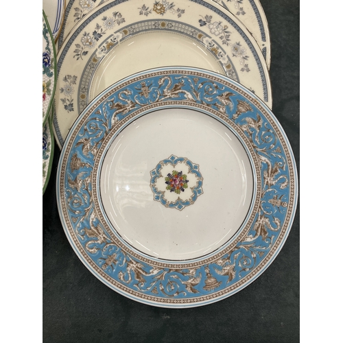 130 - A QUANTITY OF DINNER PLATES TO INCLUDE ROYAL DOULTON FLORADORA GREEN, WEDGWOOD FLORENTINE, MINTON PE... 